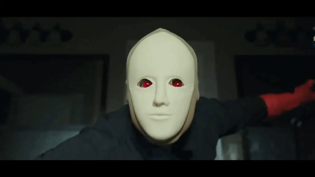 OK, so nobody's giving the killer's mask any points for originality ...