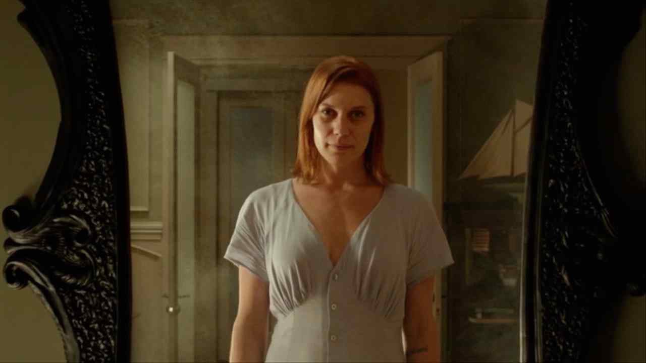 Kaylie (Karen Gillan) in director Mike Flanagan's 2013 horror feature Oculus.