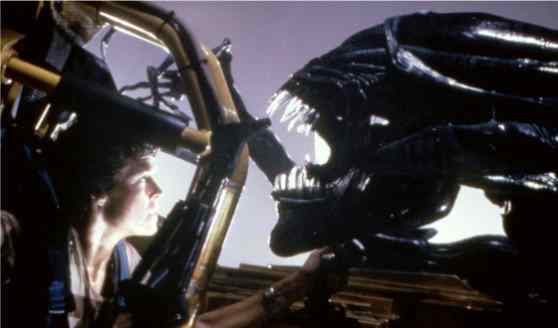 Sigourney weaver and the alien in the movie directed by Ripley Scott, Alien.