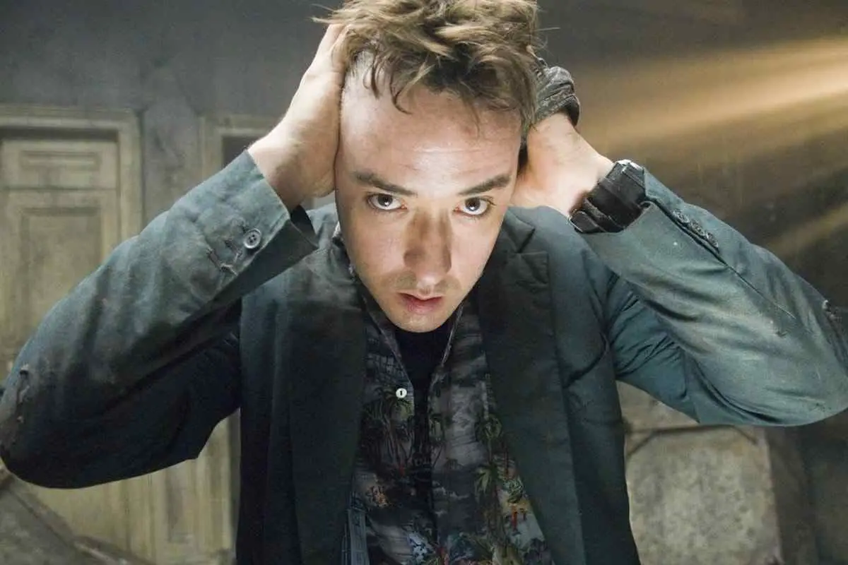 Mike (John Cusack) in the 2007 Mikael Håfström directed supernatural horror film 1408.