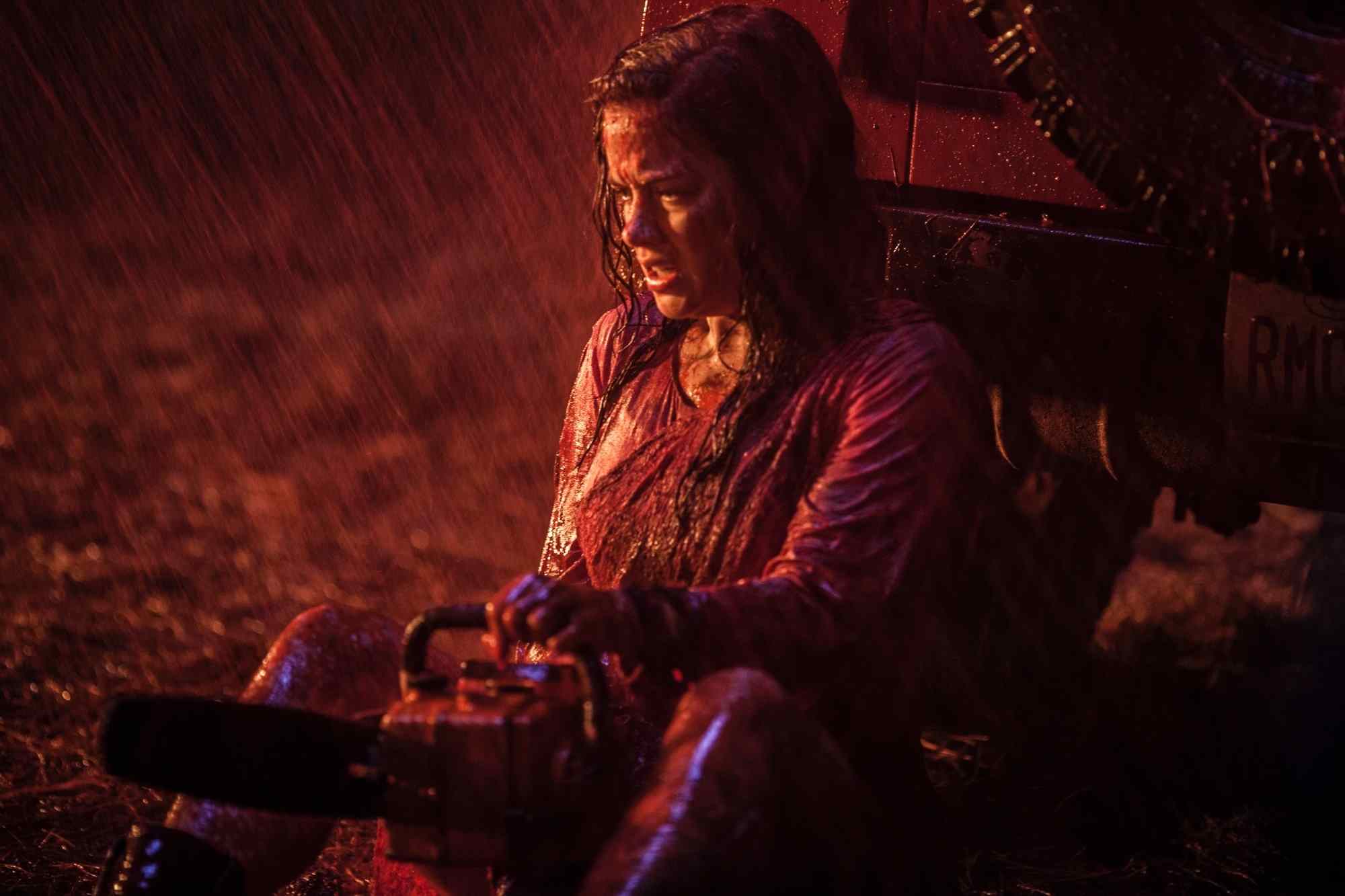 Mia (Jane Levy) with chainsaw in hand in the Fede Alvarez remake Evil Dead 2013.