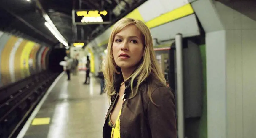 Kate (Franka Potente) trying to catch the subway in Christopher Smith's 2004 horror film Creep.