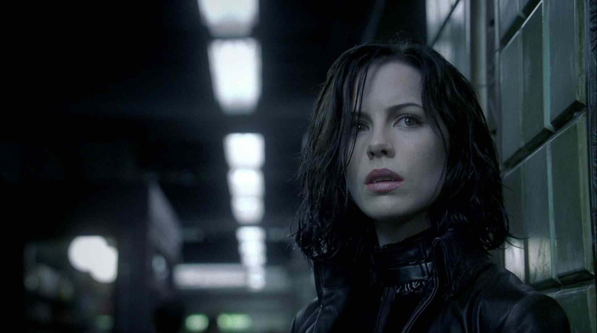 Selene (Kate Beckinsale) in the subway tunnel in Len Wiseman's Underworld.