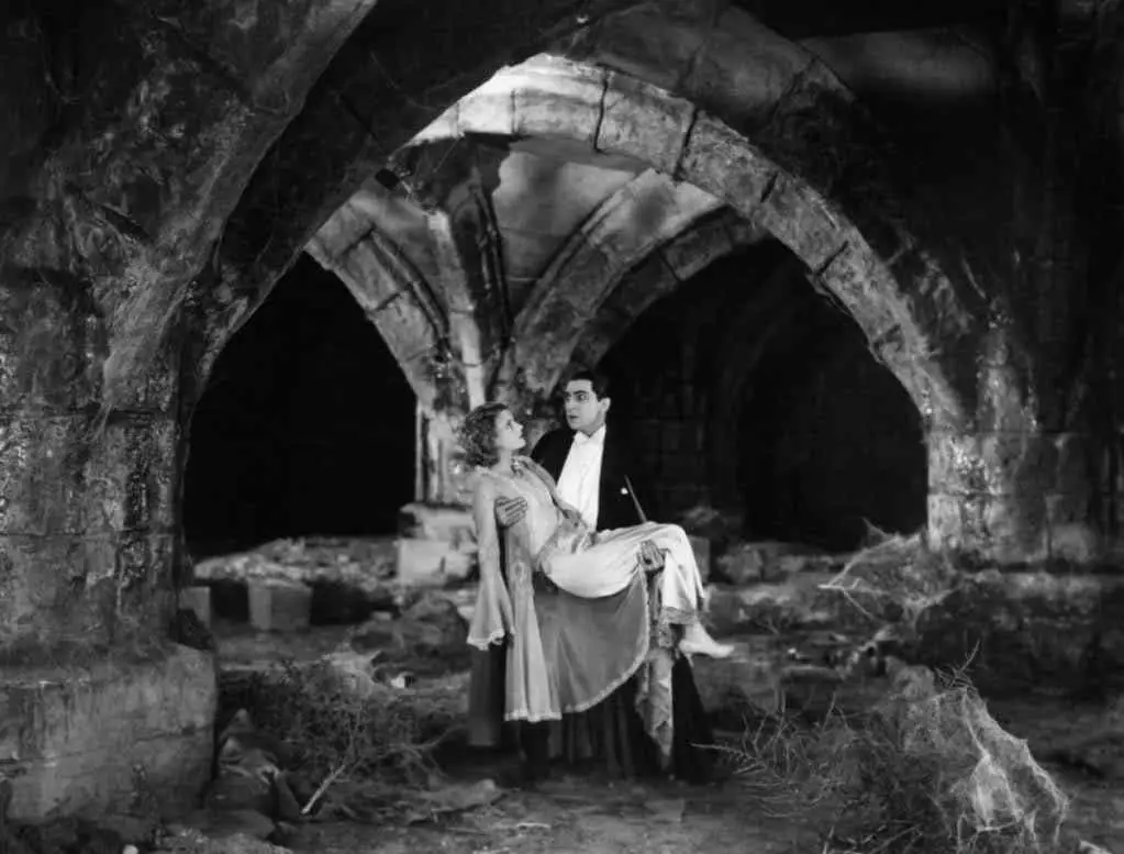 Dracula and Mina in the Abbey ruins