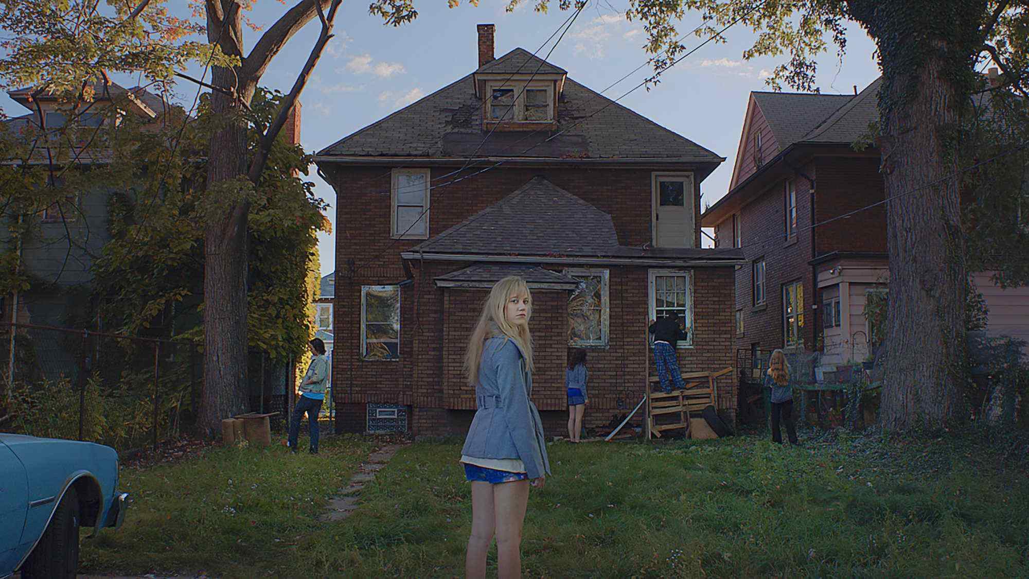 Maika Monroe It Follows 2