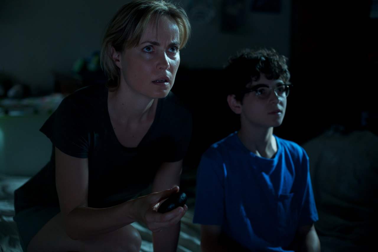 Radha Mitchell and David Mazouz in The Darkness