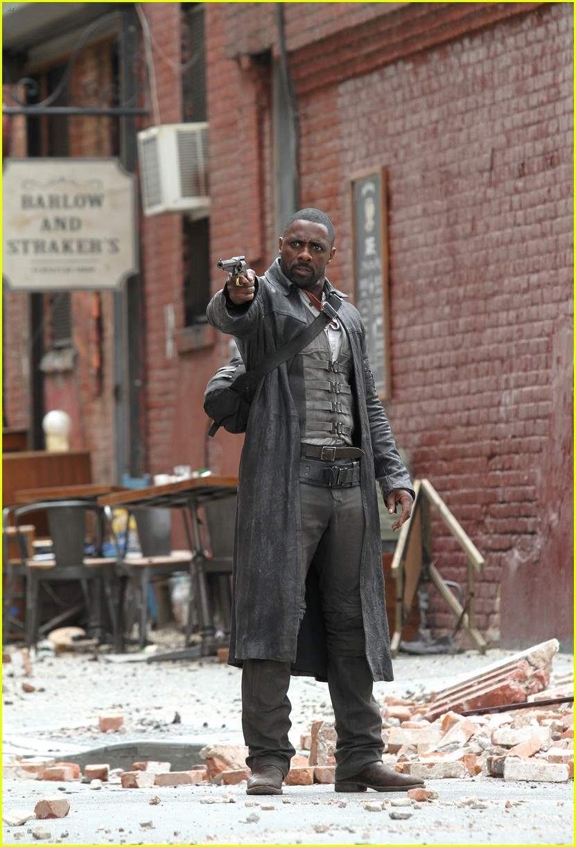 Idris Elba gun in The Dark Tower