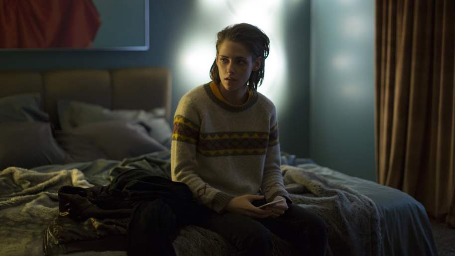 Kristen Stewart in Personal Shopper bedroom